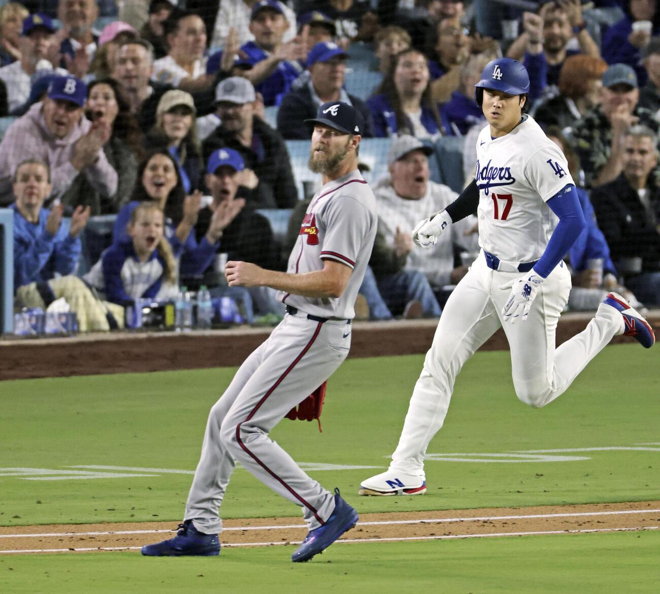 ブレーブス戦の5回、右前適時打を放ち一塁へ走るドジャース・大谷。左は投手セール＝ロサンゼルス（共同）
