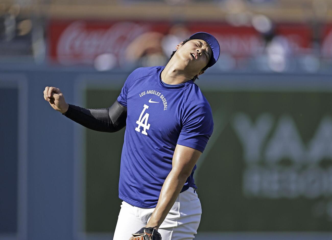 キャッチボールを行うドジャース・大谷＝ロサンゼルス（共同）