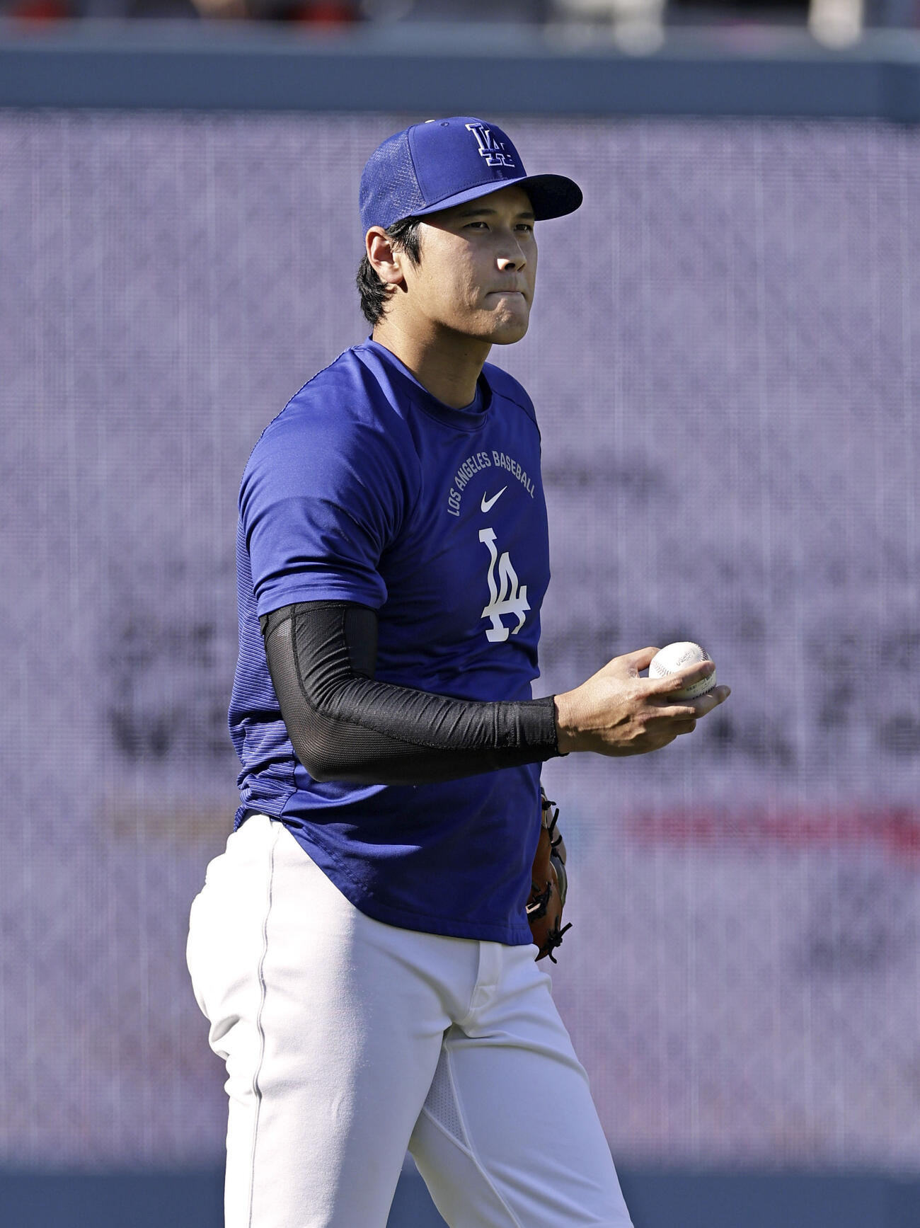 キャッチボールを行うドジャース・大谷＝ロサンゼルス（共同）