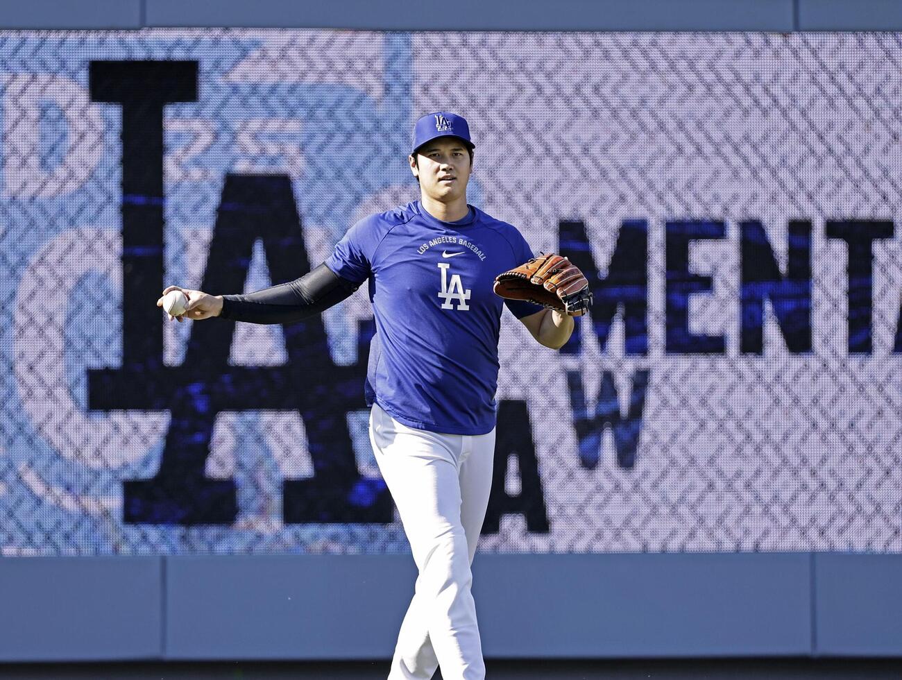 キャッチボールするドジャース・大谷＝ロサンゼルス（共同）