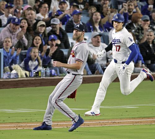 ブレーブス戦の5回、右前適時打を放ち一塁へ走るドジャース・大谷。左は投手セール＝ロサンゼルス（共同）