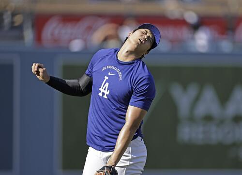 キャッチボールを行うドジャース・大谷＝ロサンゼルス（共同）
