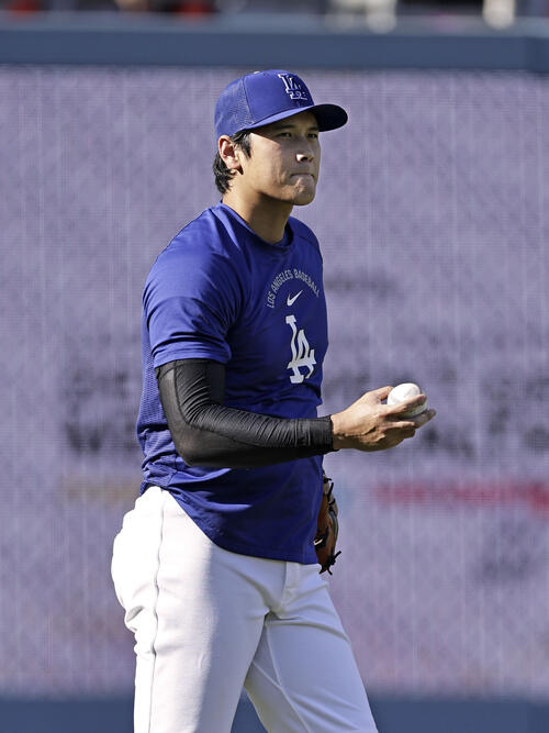キャッチボールを行うドジャース・大谷＝ロサンゼルス（共同）