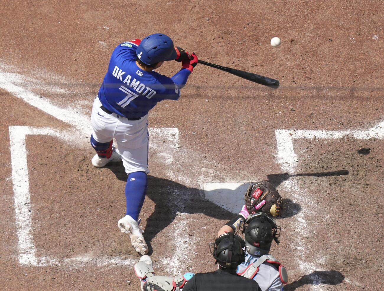 マーリンズ戦の6回、勝ち越しの11号ソロを放つブルージェイズ・岡本＝トロント（カナダ通信・AP＝共同）