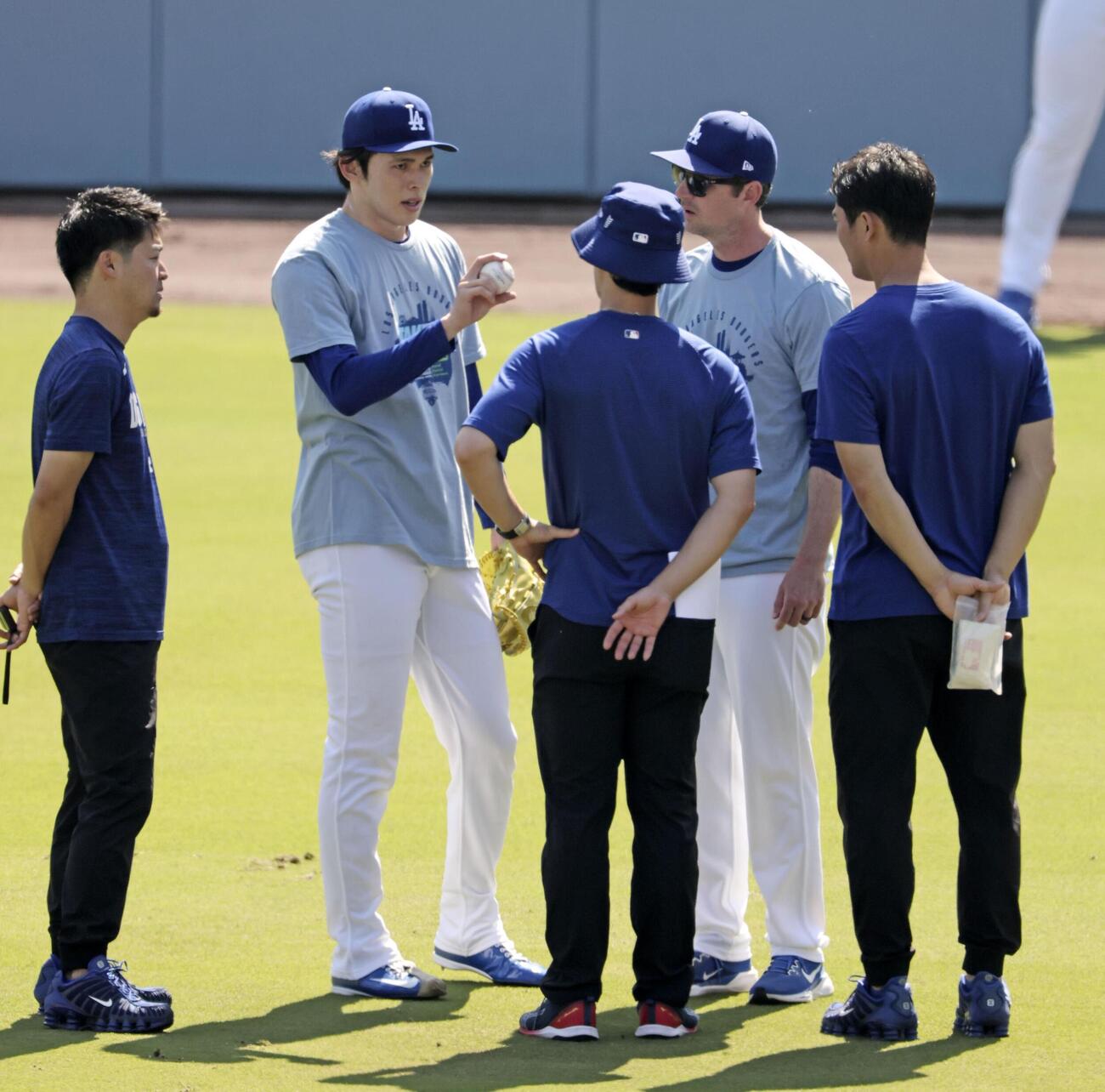 キャッチボール中、話をするドジャース・佐々木（左から2人目）＝ロサンゼルス（共同）