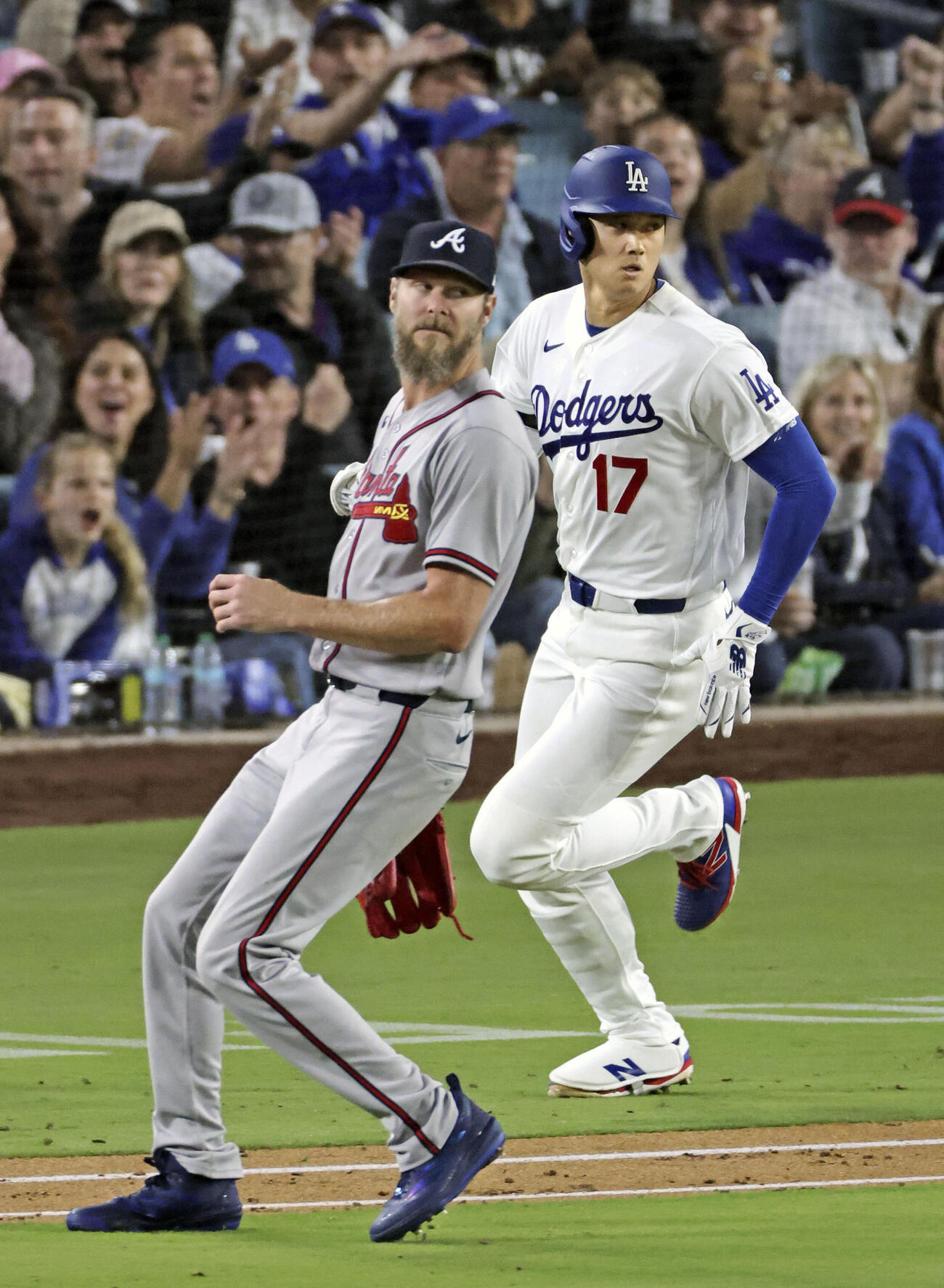 ブレーブス戦の5回、右前適時打を放ち一塁へ走るドジャース・大谷。左は投手セール＝ロサンゼルス（共同）