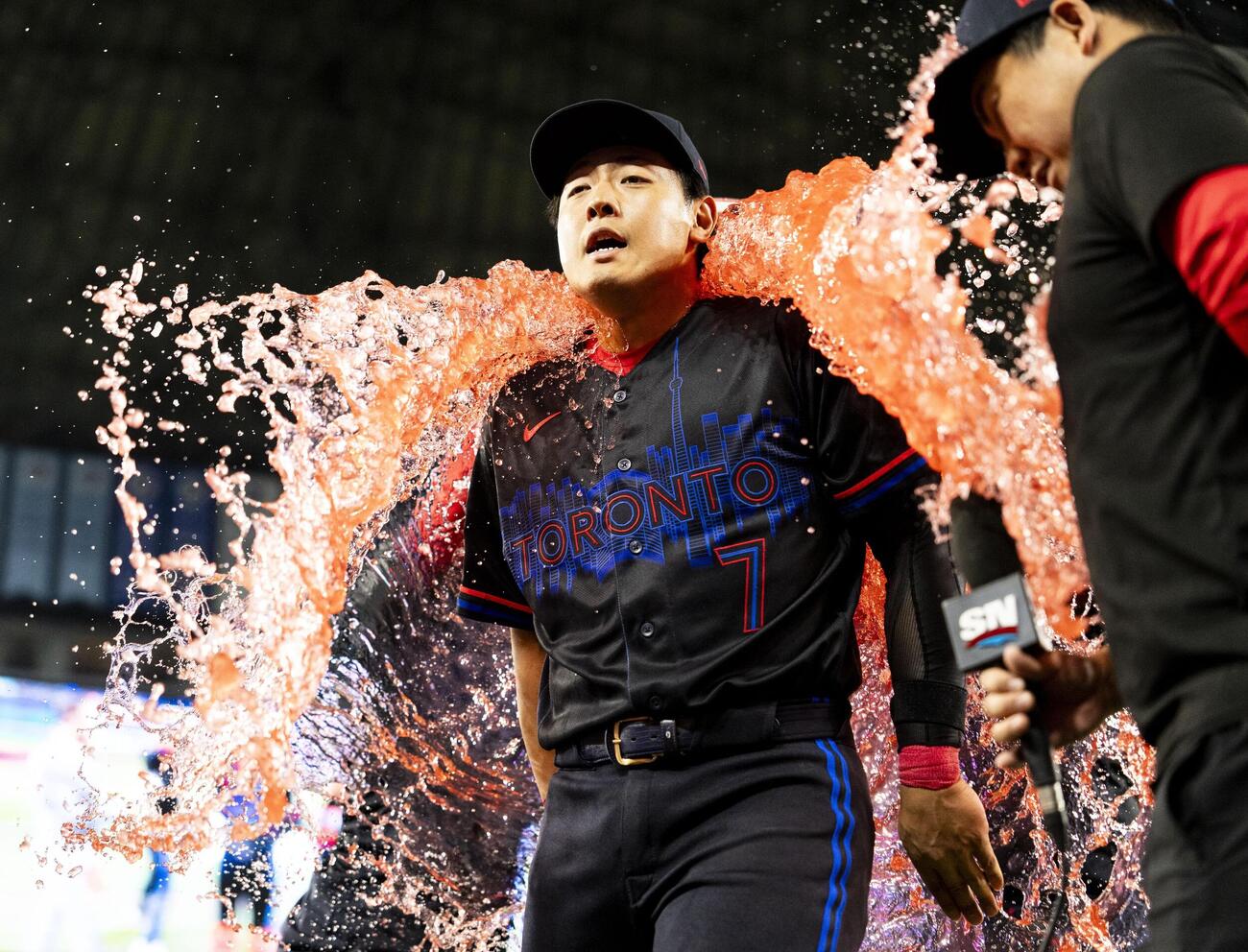 エンゼルスに勝利し、試合後に手荒い祝福を受けるブルージェイズ・岡本＝トロント（ゲッティ＝共同）