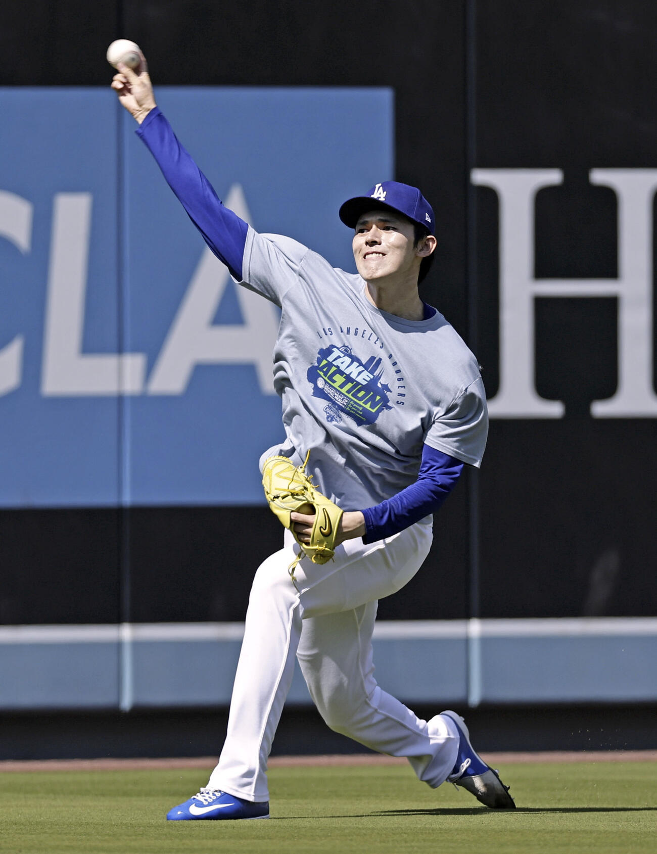 キャッチボールするドジャース・佐々木＝ロサンゼルス（共同）