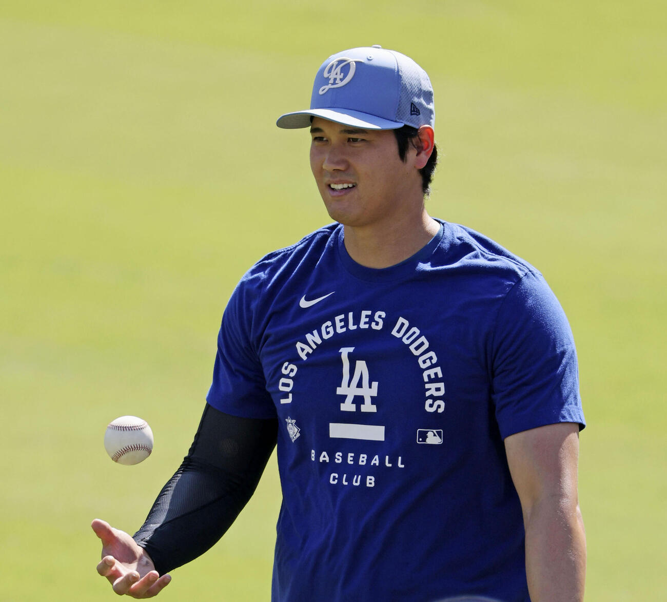 キャッチボールするドジャース・大谷＝ロサンゼルス（共同）