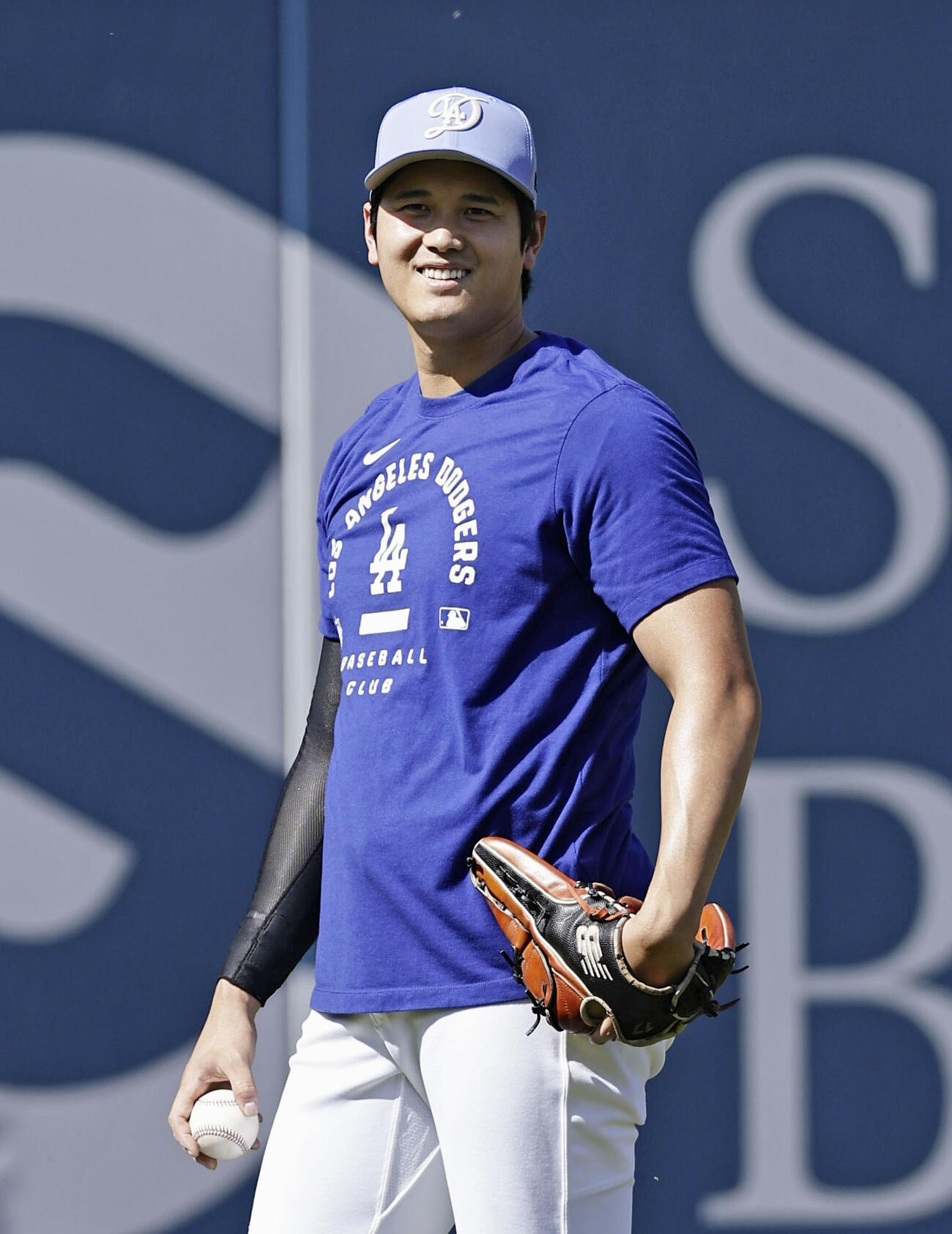キャッチボール中に笑顔を見せるドジャース・大谷＝ロサンゼルス（共同）