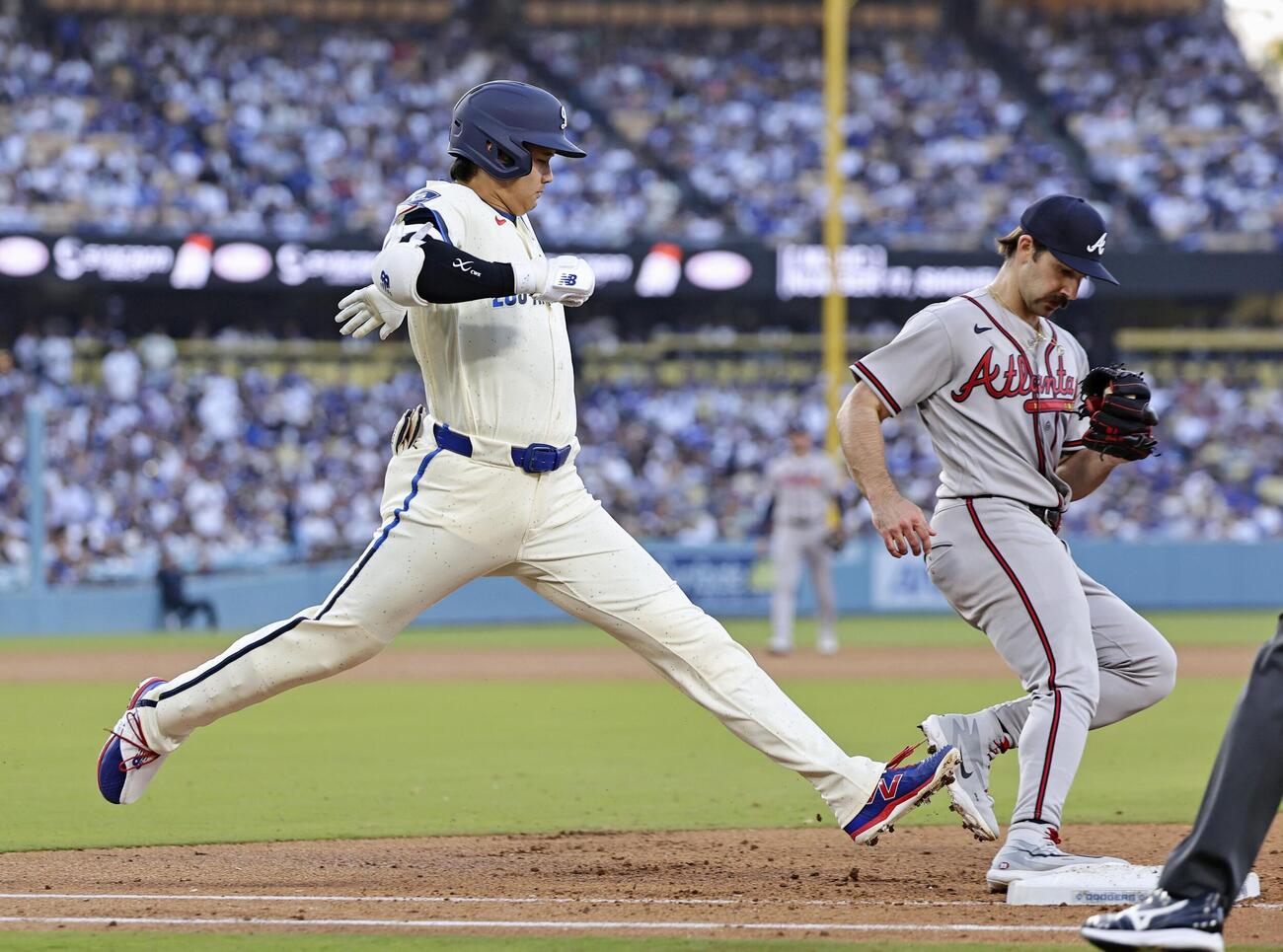 ブレーブス戦の3回、一ゴロに倒れたドジャース・大谷。右はベースカバーの投手ストライダー＝ロサンゼルス（共同）