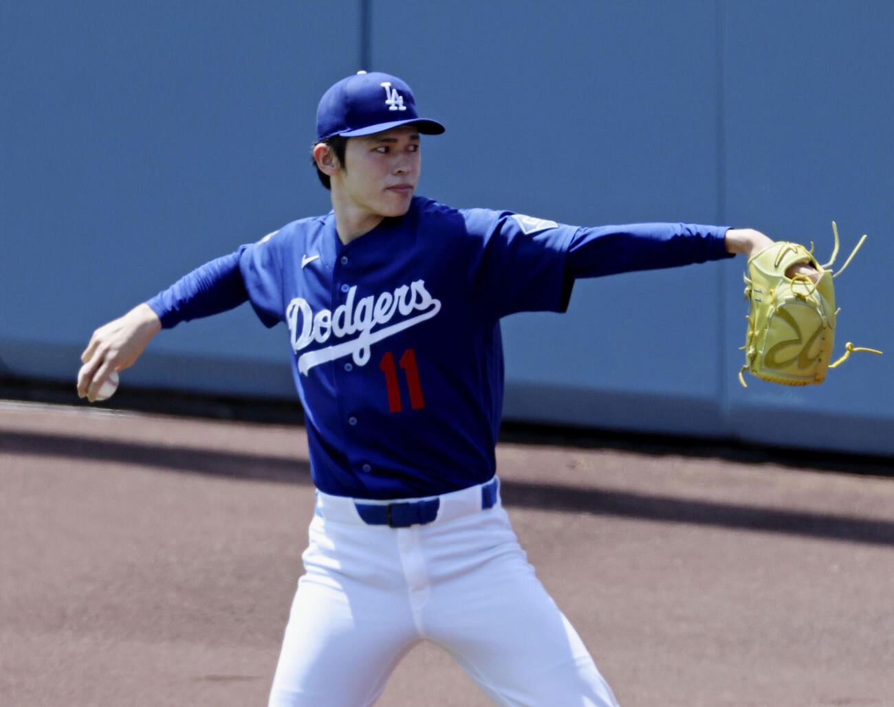 調整するドジャース・佐々木＝ロサンゼルス（共同）