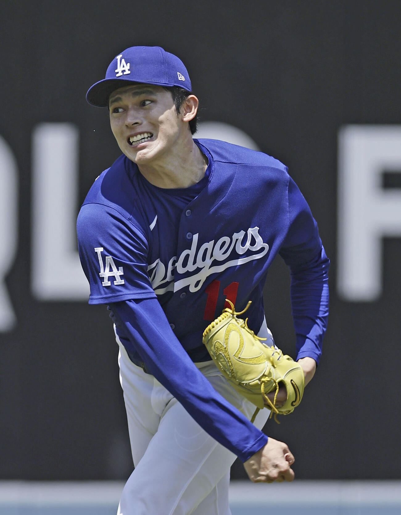 キャッチボールするドジャース・佐々木＝ロサンゼルス（共同）