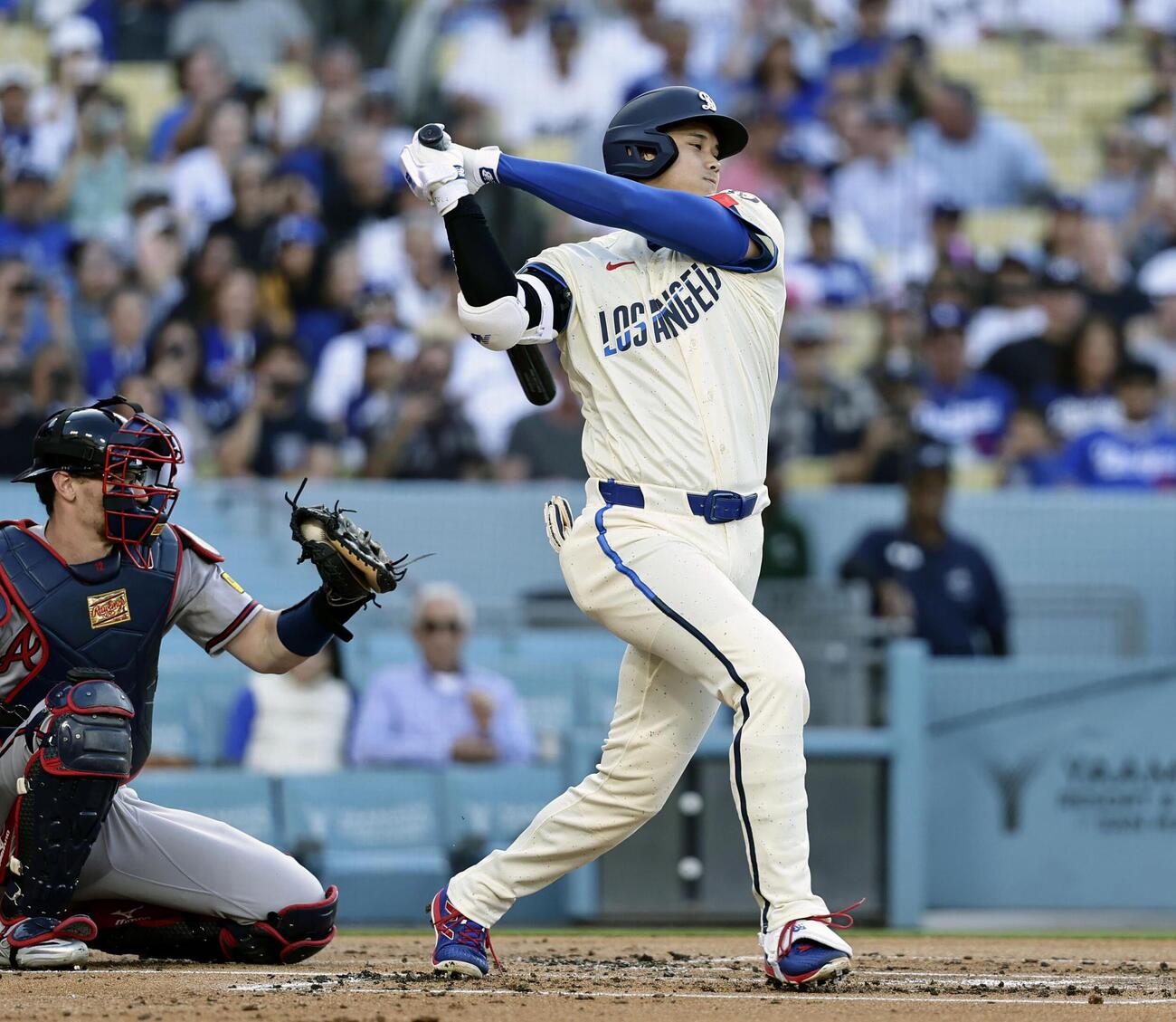 ブレーブス戦の1回、空振り三振に倒れたドジャース・大谷＝ロサンゼルス（共同）