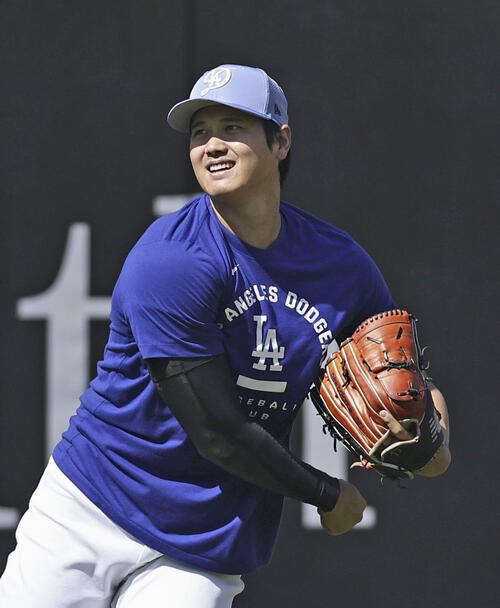 キャッチボールするドジャース・大谷＝ロサンゼルス（共同）