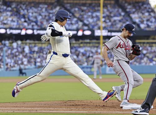 ブレーブス戦の3回、一ゴロに倒れたドジャース・大谷。右はベースカバーの投手ストライダー＝ロサンゼルス（共同）