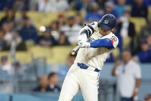 8回、左前安打を放つドジャース大谷(AP)