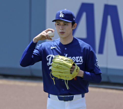 調整するドジャース・佐々木＝ロサンゼルス（共同）