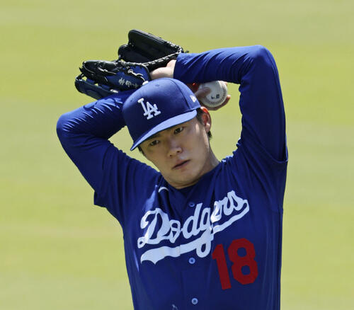 調整するドジャース・山本＝ロサンゼルス（共同）