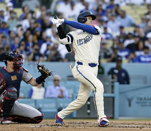 ブレーブス戦の1回、空振り三振に倒れたドジャース・大谷＝ロサンゼルス（共同）