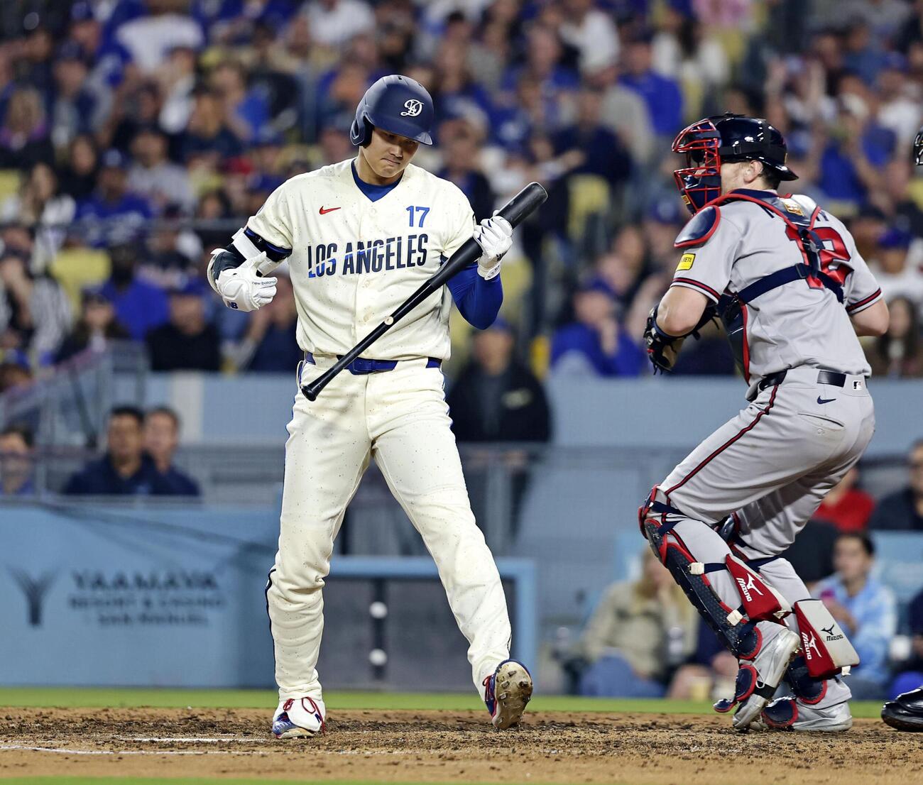 ブレーブス戦の6回、空振り三振に倒れたドジャース・大谷＝ロサンゼルス（共同）
