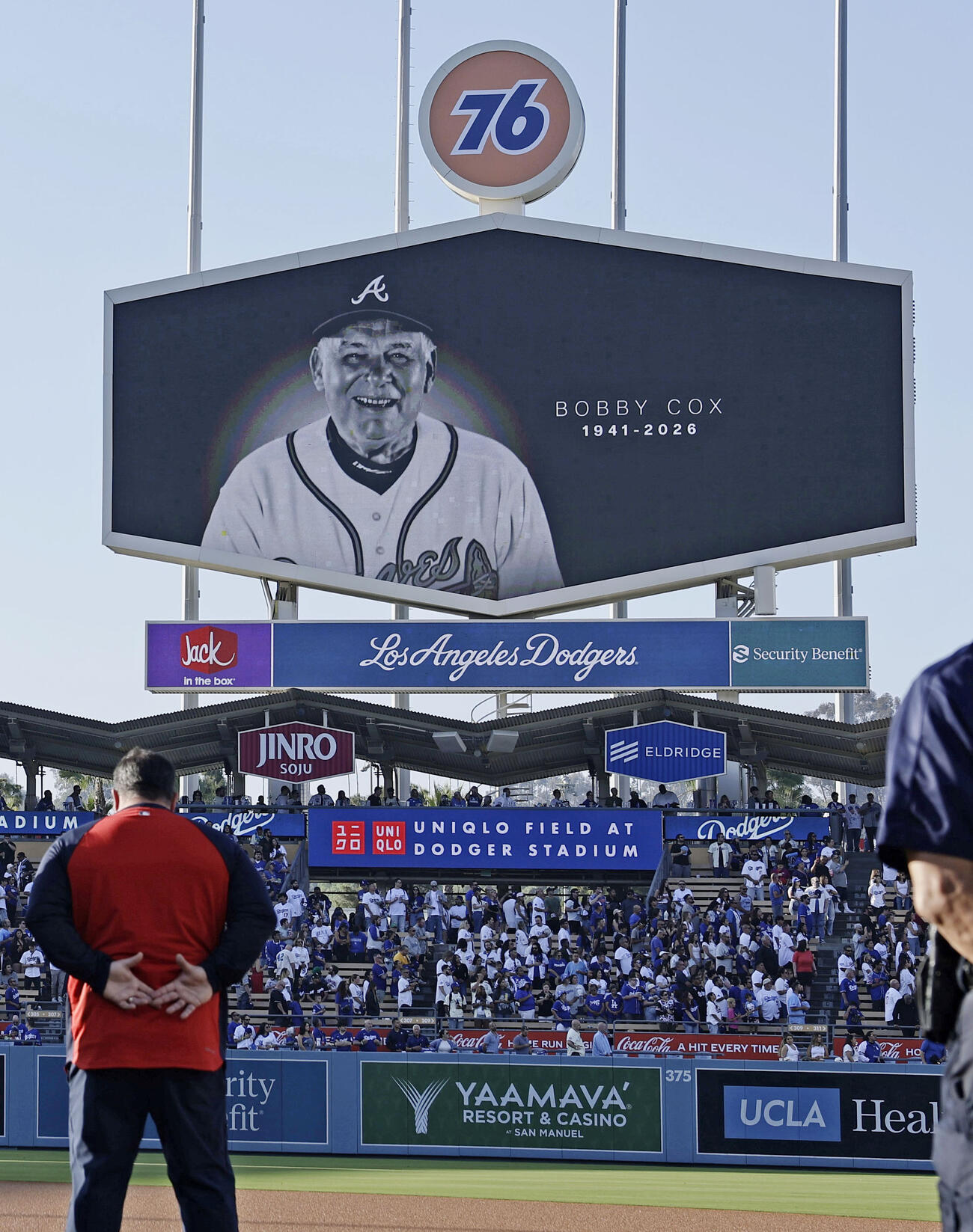 ブレーブスとドジャースの試合前に、亡くなったボビー・コックス氏が映し出された球場の大型ビジョン＝ロサンゼルス（共同）