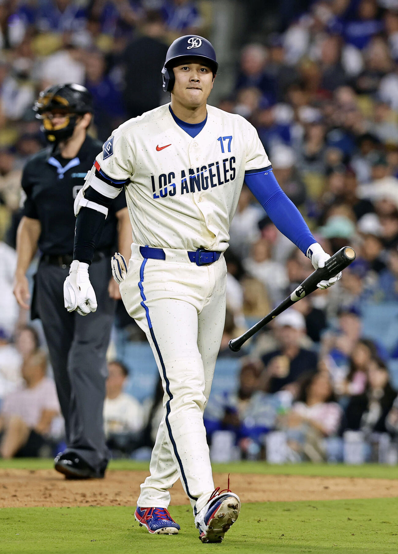 ブレーブス戦の6回、空振り三振に倒れたドジャース・大谷＝ロサンゼルス（共同）