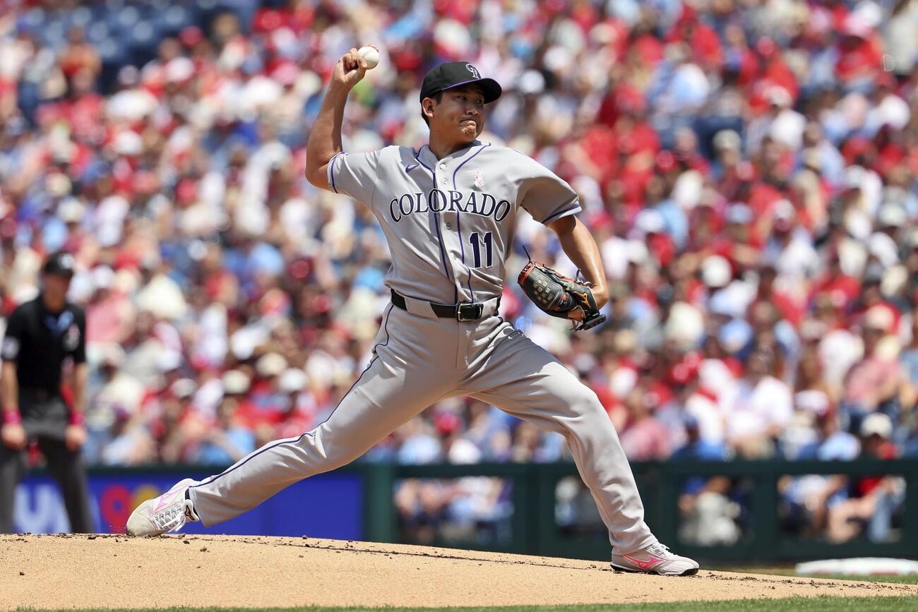 フィリーズ戦に先発し、5回を投げ7安打5失点で3敗目を喫したロッキーズ・菅野＝フィラデルフィア（ゲッティ＝共同）