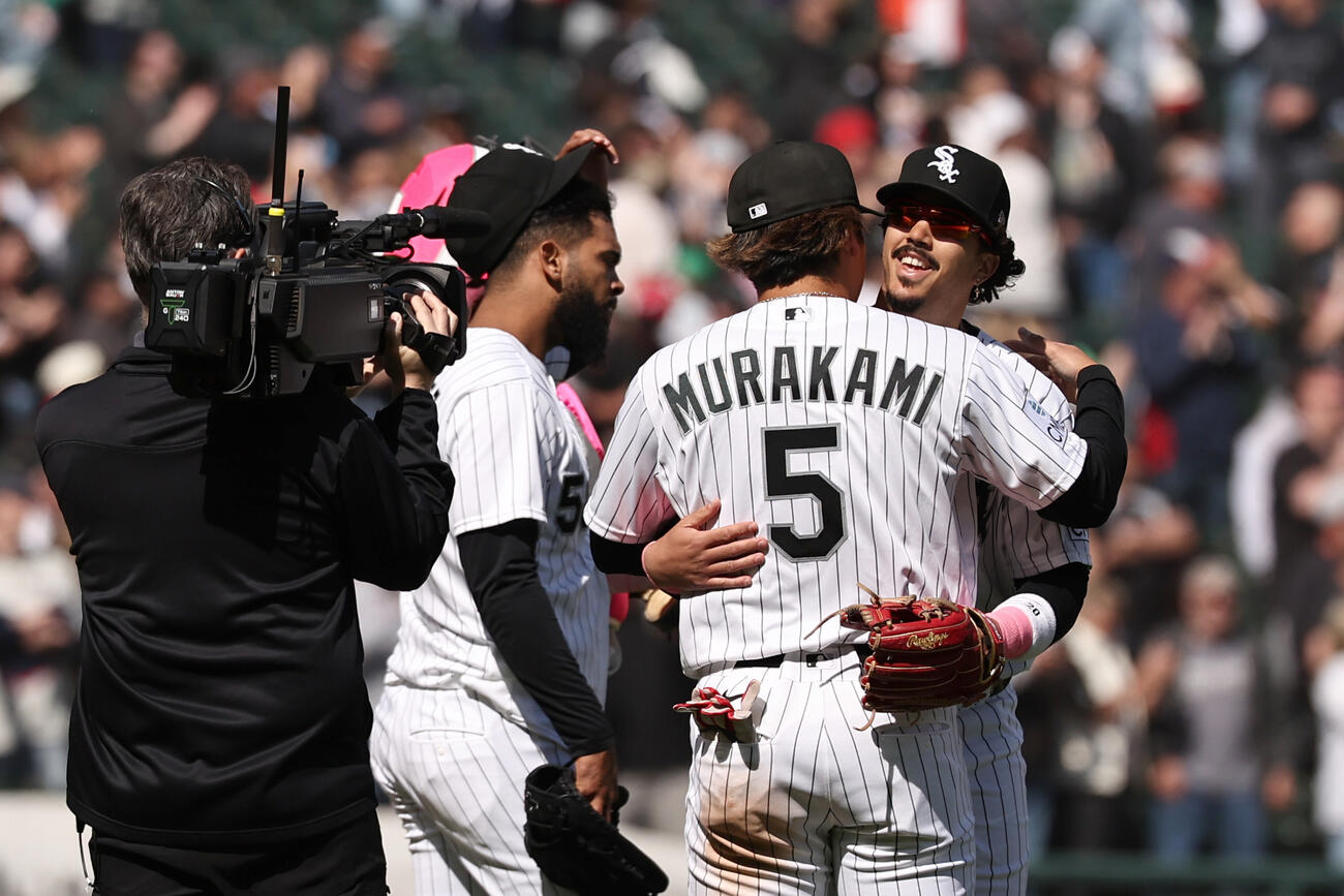 マリナーズに勝利し、チームメイトと抱き合うホワイトソック村上（AP）