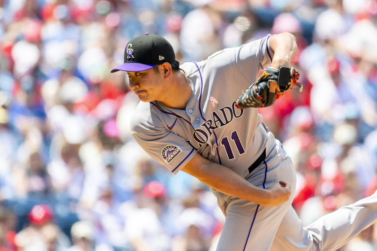 フィリーズ戦に先発し、5回を投げ7安打5失点で3敗目を喫したロッキーズ・菅野＝フィラデルフィア（AP＝共同）