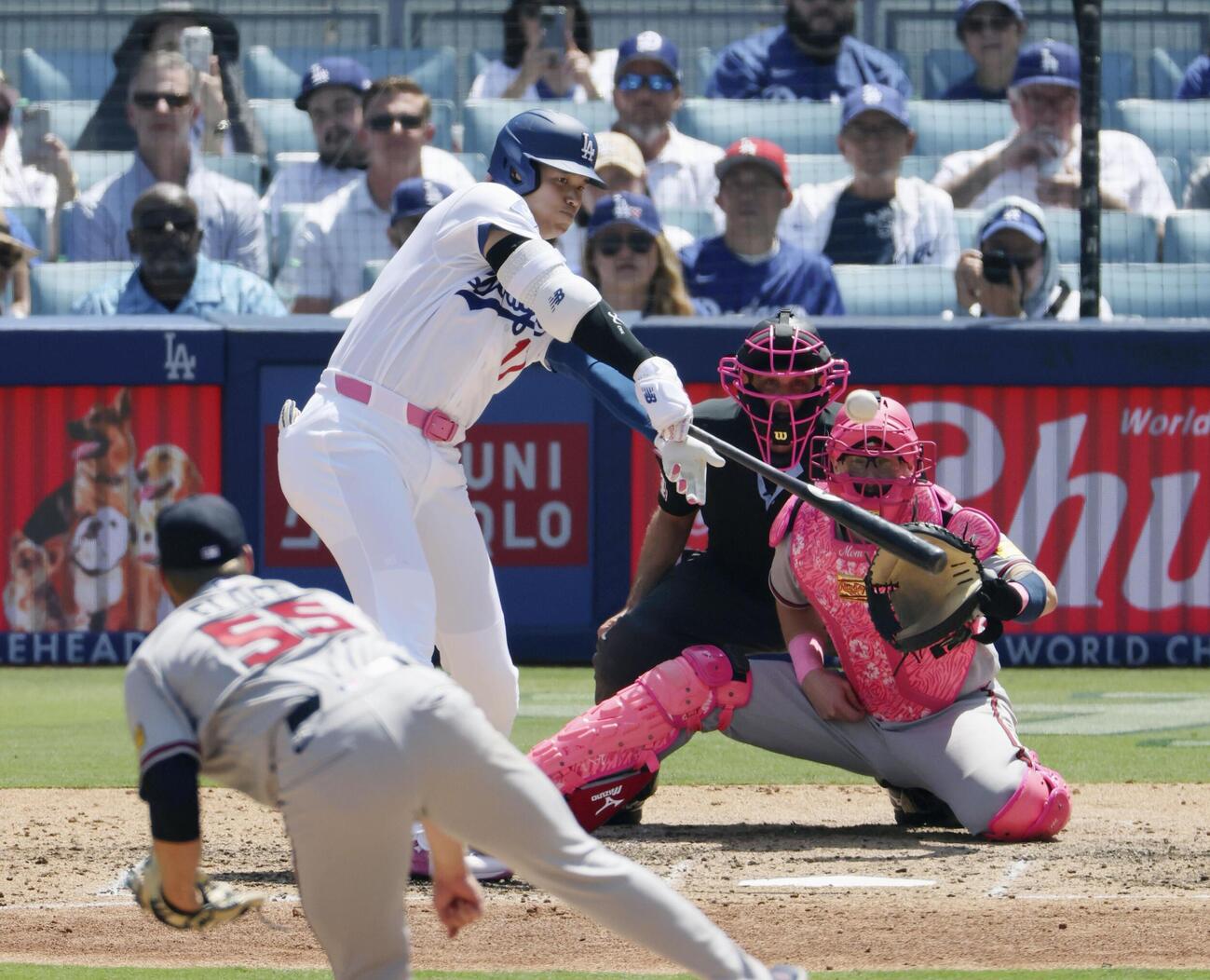 ブレーブス戦の6回、中飛に倒れるドジャース・大谷。投手エルダー＝ロサンゼルス（共同）