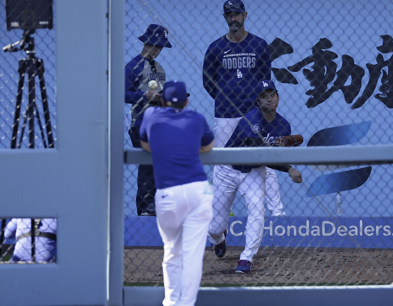 ブルペンで投球練習するドジャース・大谷＝ロサンゼルス（共同）