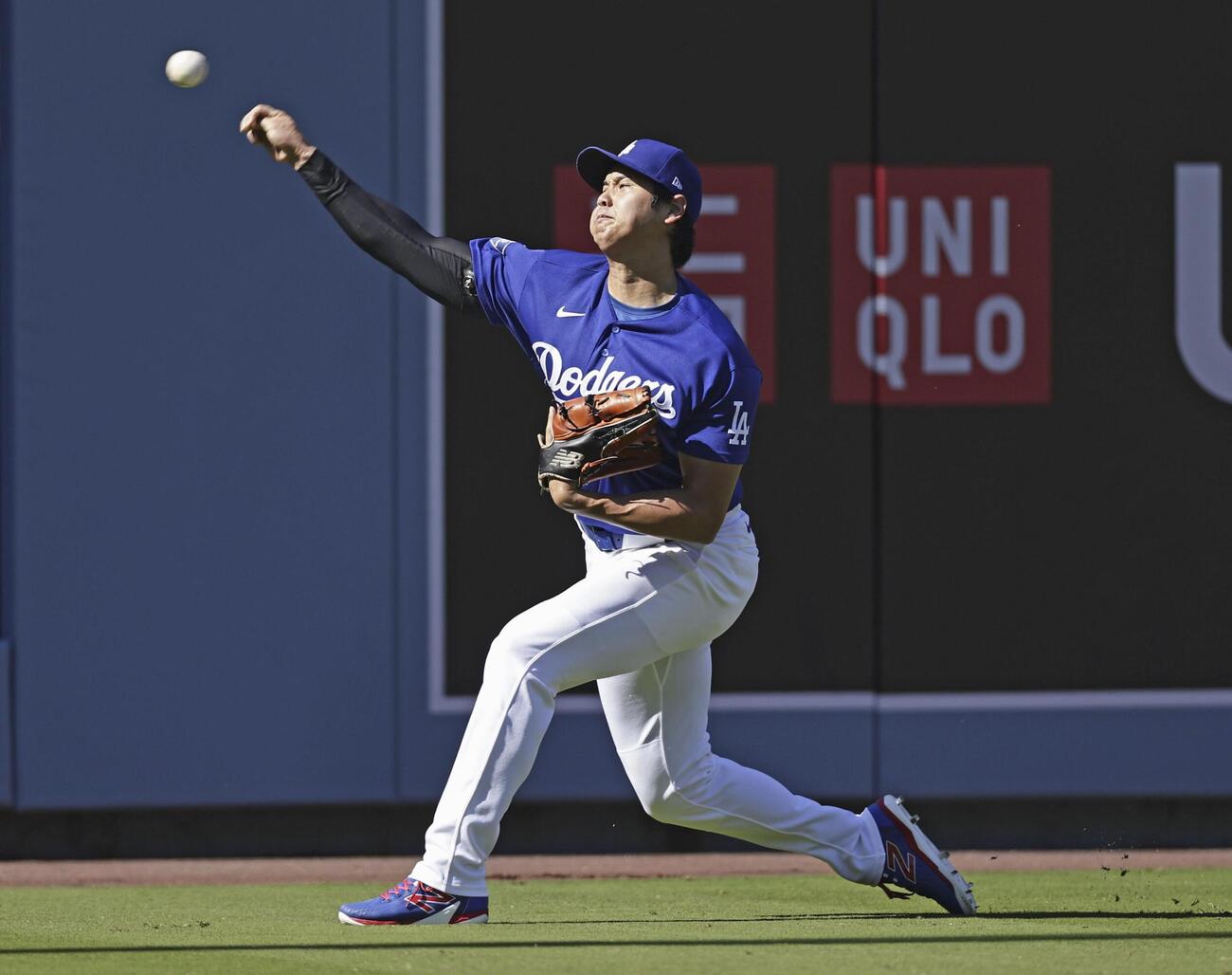 キャッチボールするドジャース・大谷＝ロサンゼルス（共同）