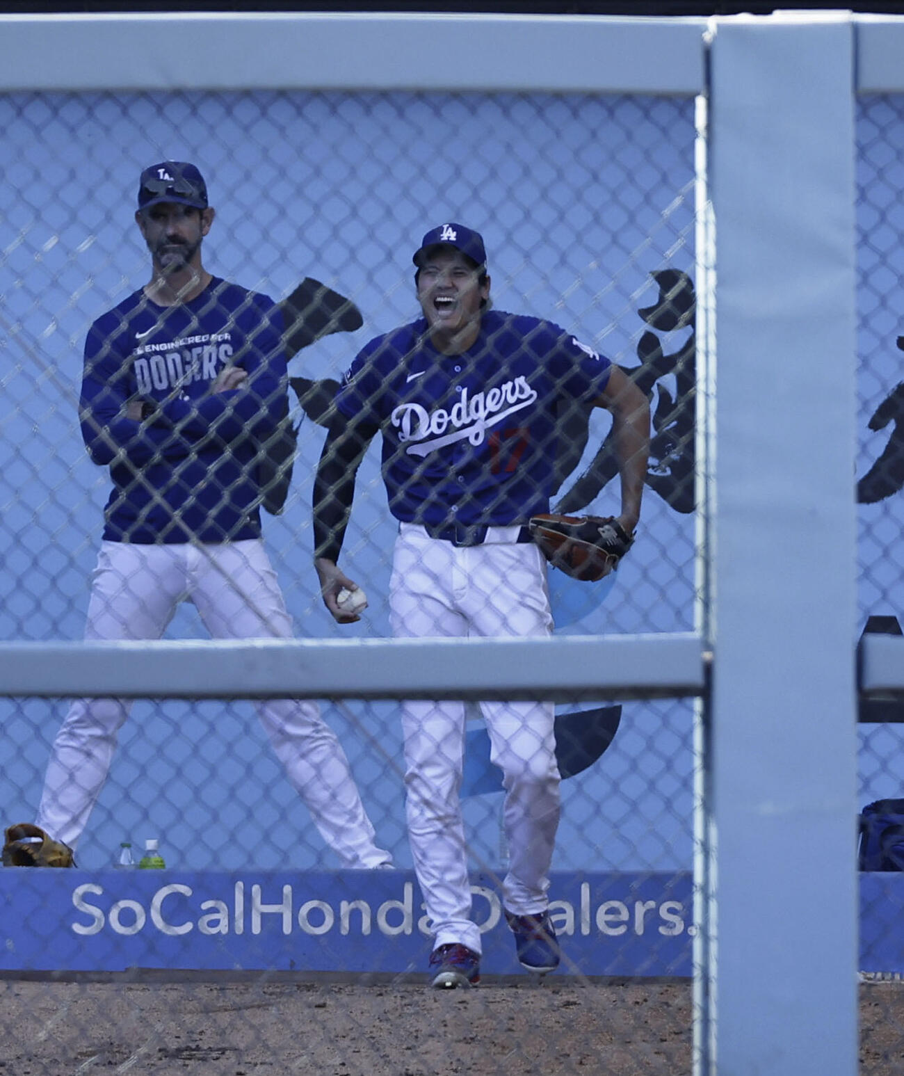 ブルペンで笑顔を見せるドジャース・大谷＝ロサンゼルス（共同）