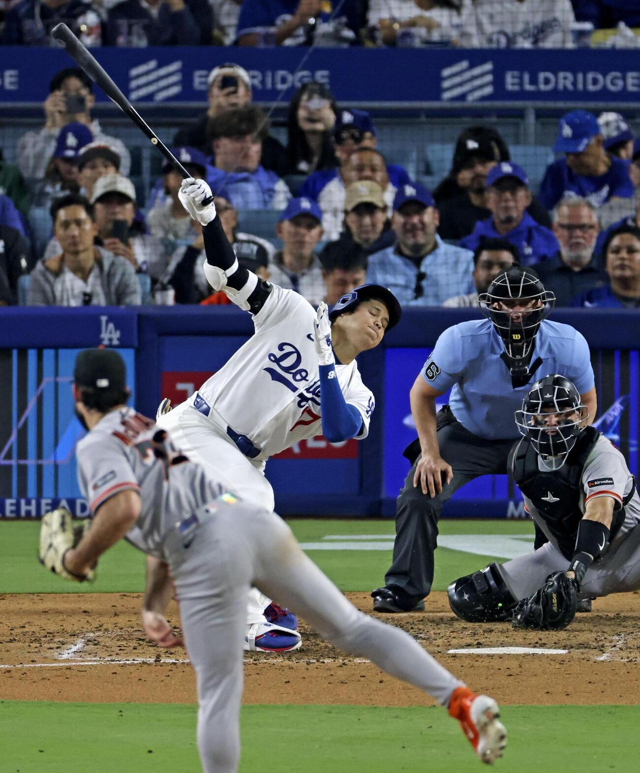 ジャイアンツ戦の5回、空振り三振に倒れるドジャース大谷。投手マクドナルド（共同）