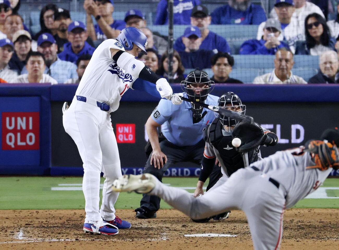 ジャイアンツ戦の6回、二ゴロに倒れるドジャース・大谷＝ロサンゼルス（共同）