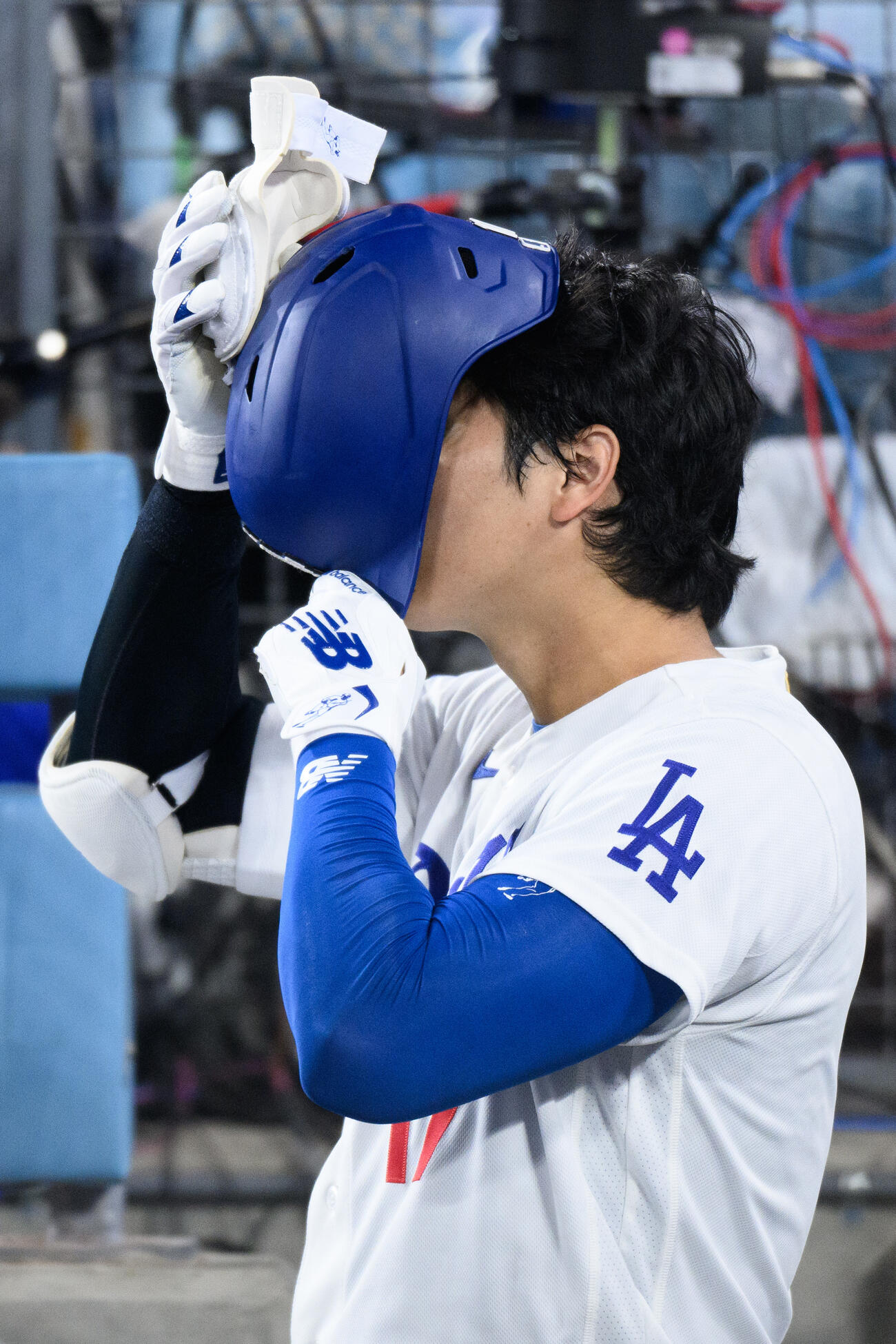8回、ヘルメットを着用するドジャース大谷翔平（AP）