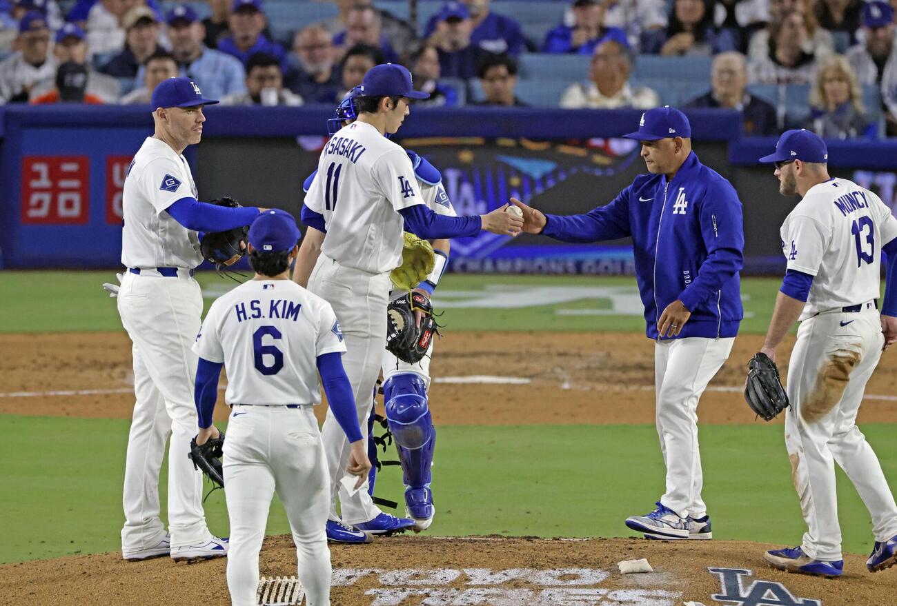 ジャイアンツ戦の6回途中、降板するドジャース・佐々木。右から2人目はロバーツ監督＝ロサンゼルス（共同）