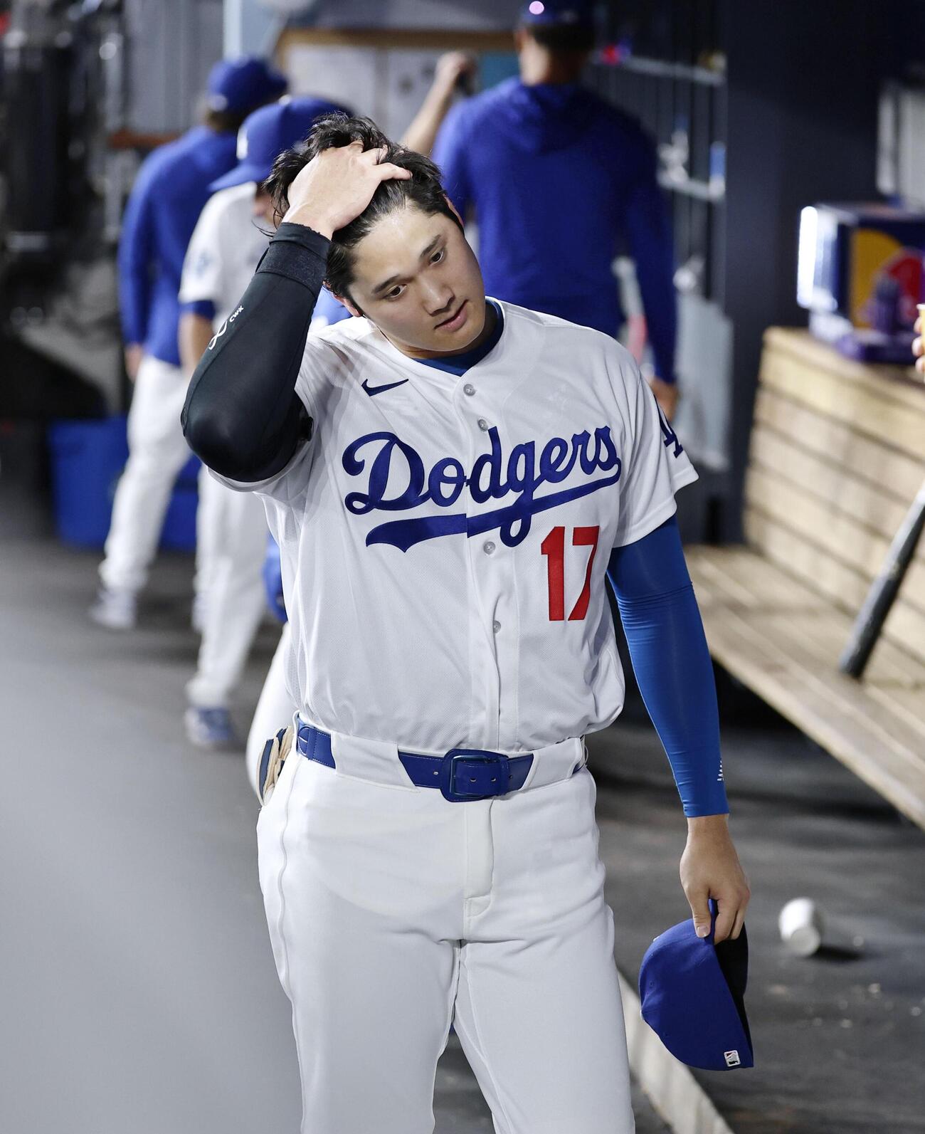 ジャイアンツ戦の6回、二ゴロに倒れベンチに戻ったドジャース・大谷＝ロサンゼルス（共同）