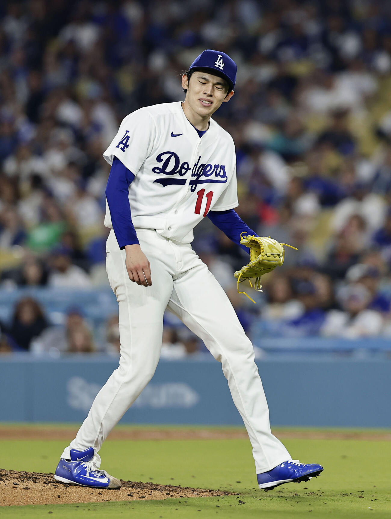 ジャイアンツ戦の6回、2点二塁打を打たれたドジャース・佐々木＝ロサンゼルス（共同）