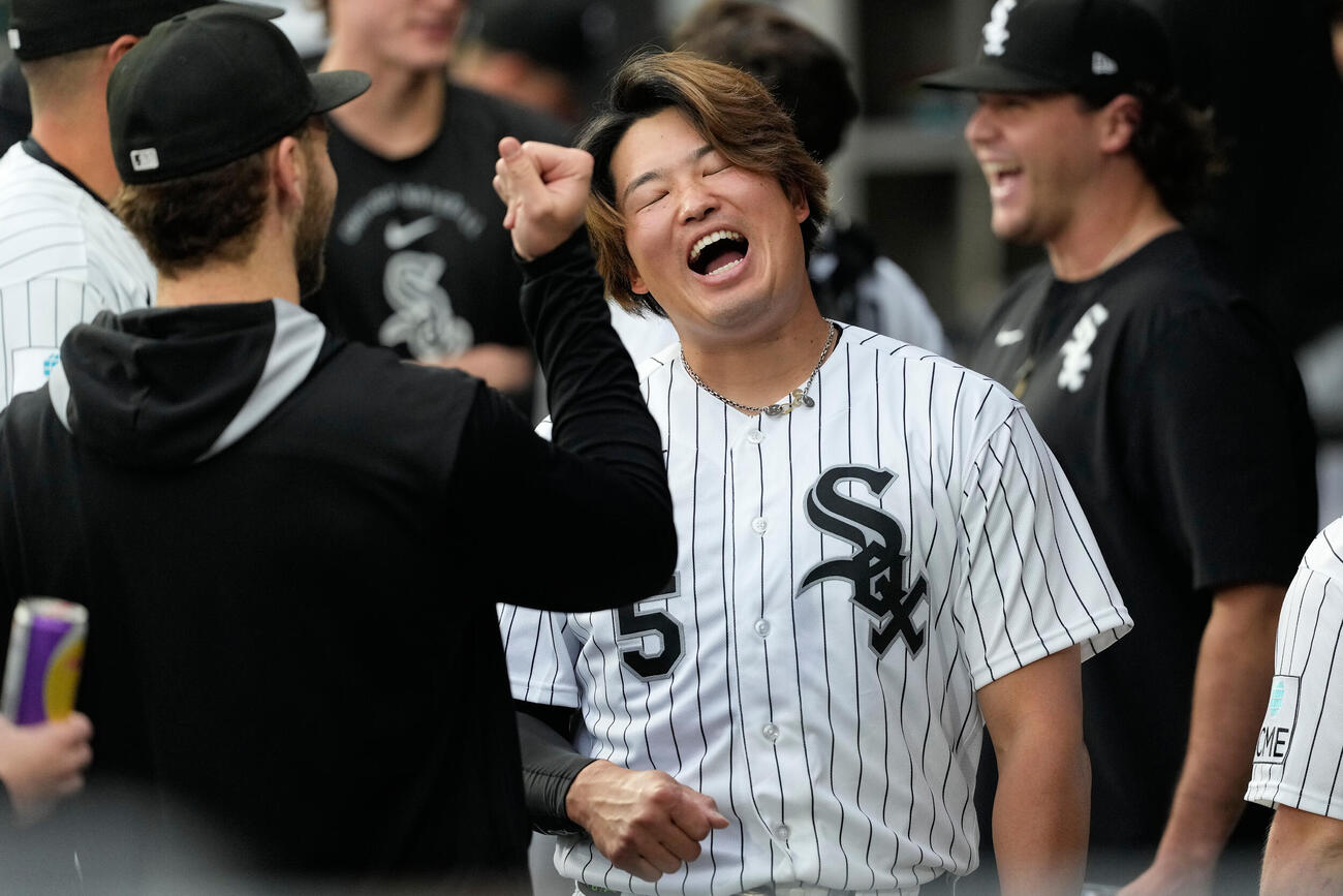 チームメートと笑い合うホワイトソックス村上宗隆（AP）