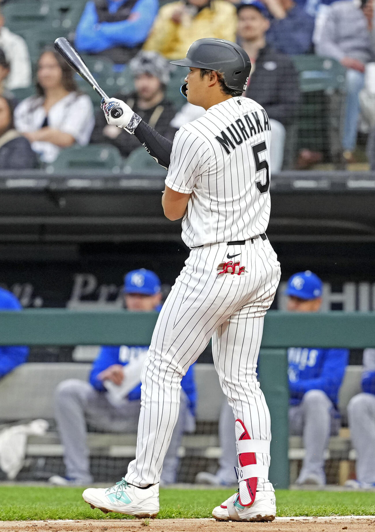 ロイヤルズ戦の3回、四球を選んだホワイトソックス・村上＝シカゴ（共同）