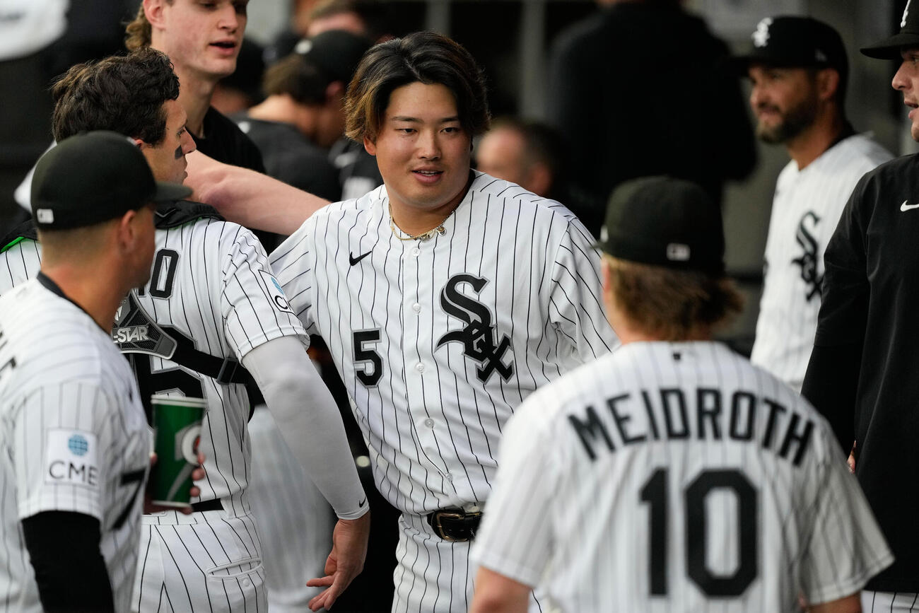 チームメートと話すホワイトソックス村上宗隆（AP）