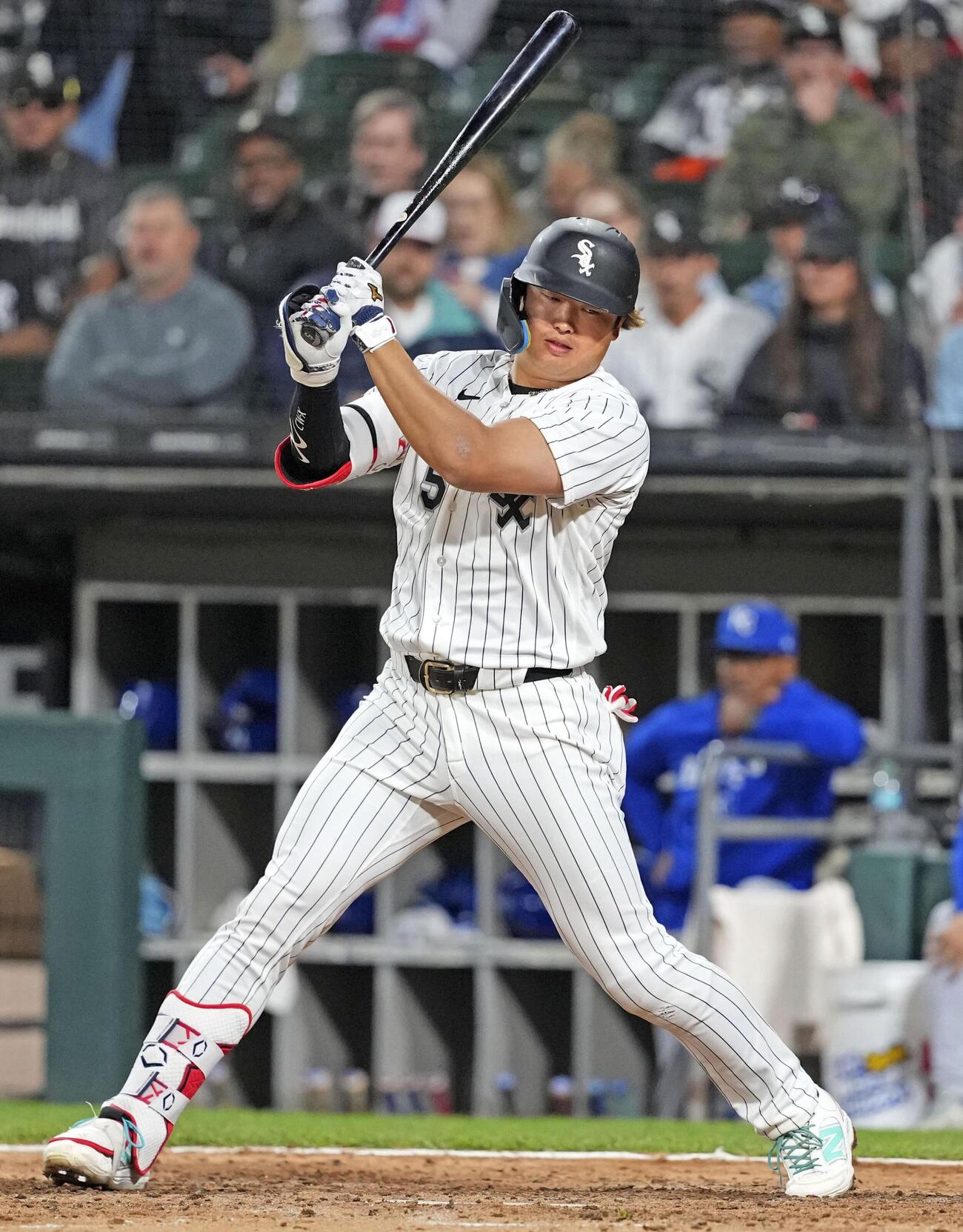 ロイヤルズ戦の7回、空振り三振に倒れたホワイトソックス・村上＝シカゴ（共同）