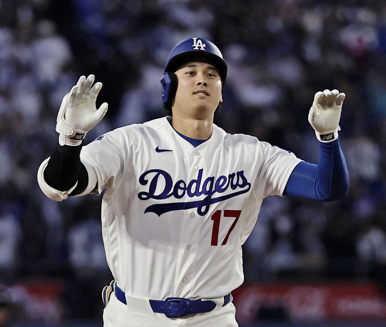 ジャイアンツ戦の3回、7号ソロを放ち塁を回るドジャース・大谷＝ロサンゼルス（共同）