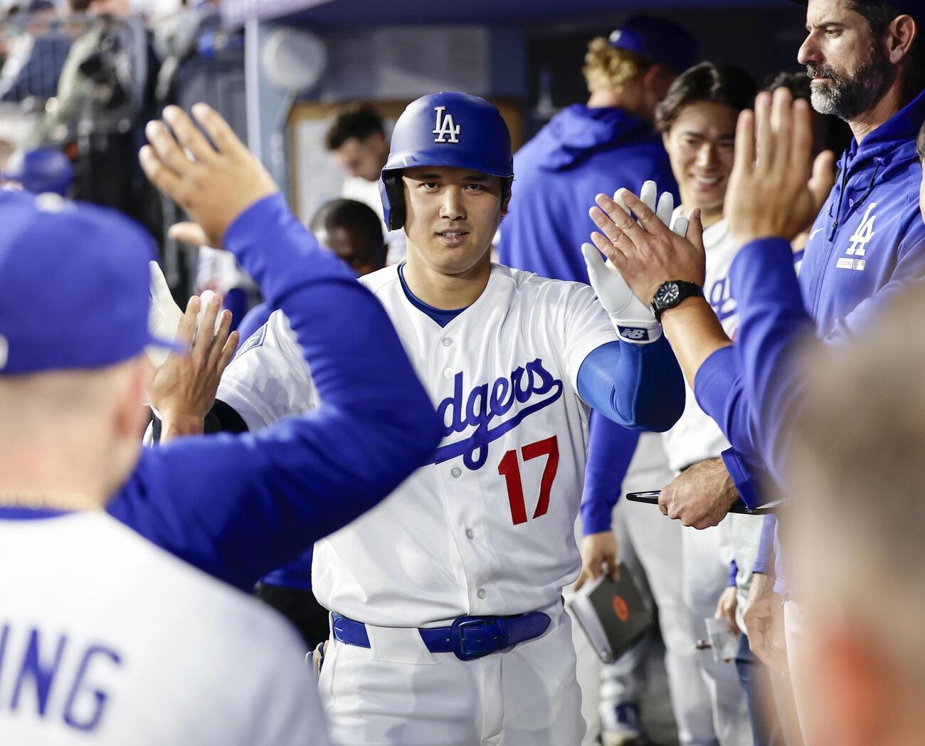 ジャイアンツ戦の3回、7号ソロを放ち迎えられるドジャース・大谷＝ロサンゼルス（共同）