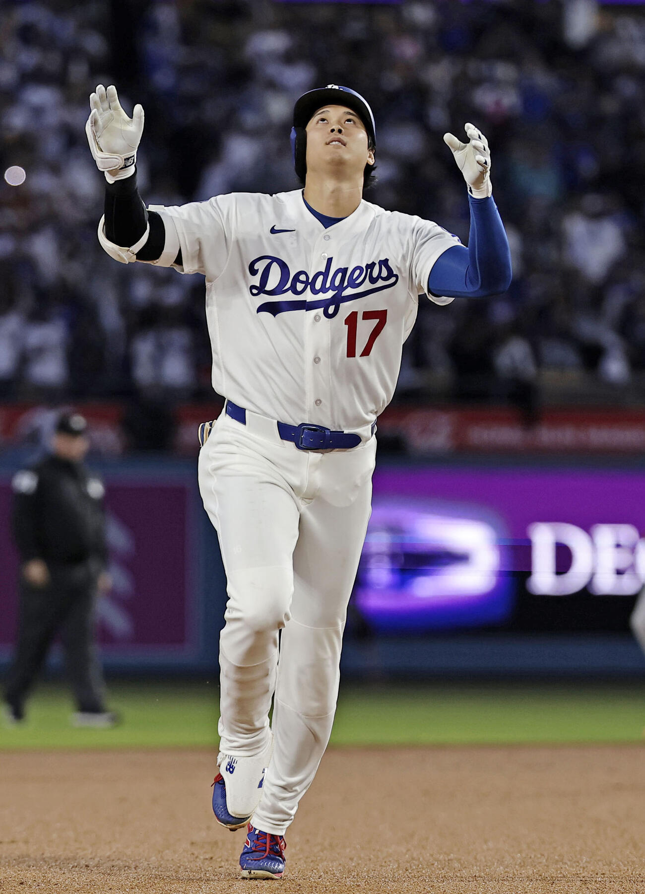 ジャイアンツ戦の3回、7号ソロを放ち塁を回るドジャース・大谷＝ロサンゼルス（共同）