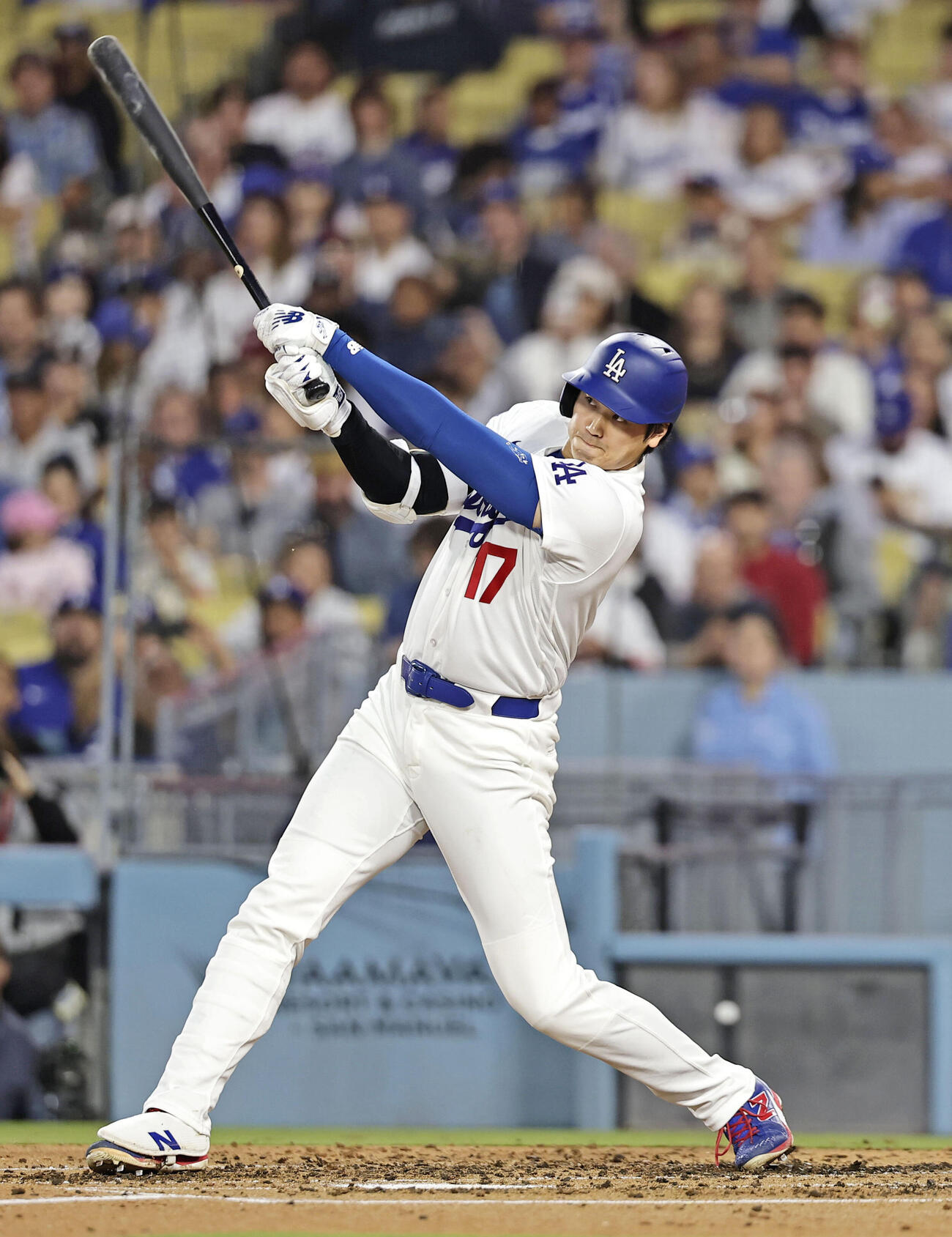 ジャイアンツ戦の3回、7号ソロを放つドジャース大谷（共同）
