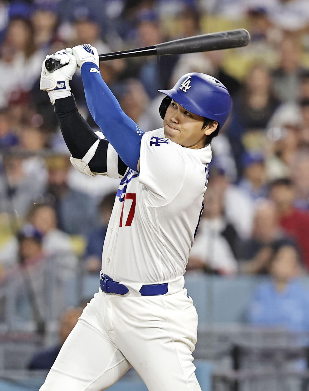 ジャイアンツ戦の3回、7号ソロを放つドジャース大谷（共同）