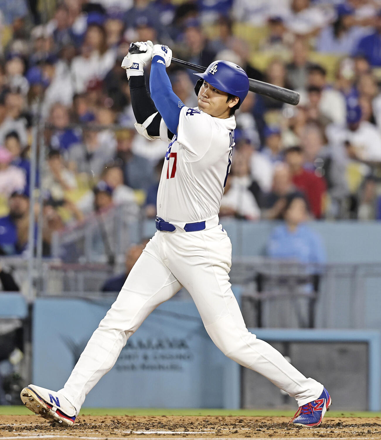 ジャイアンツ戦の3回、7号ソロを放つドジャース・大谷＝ロサンゼルス（共同）